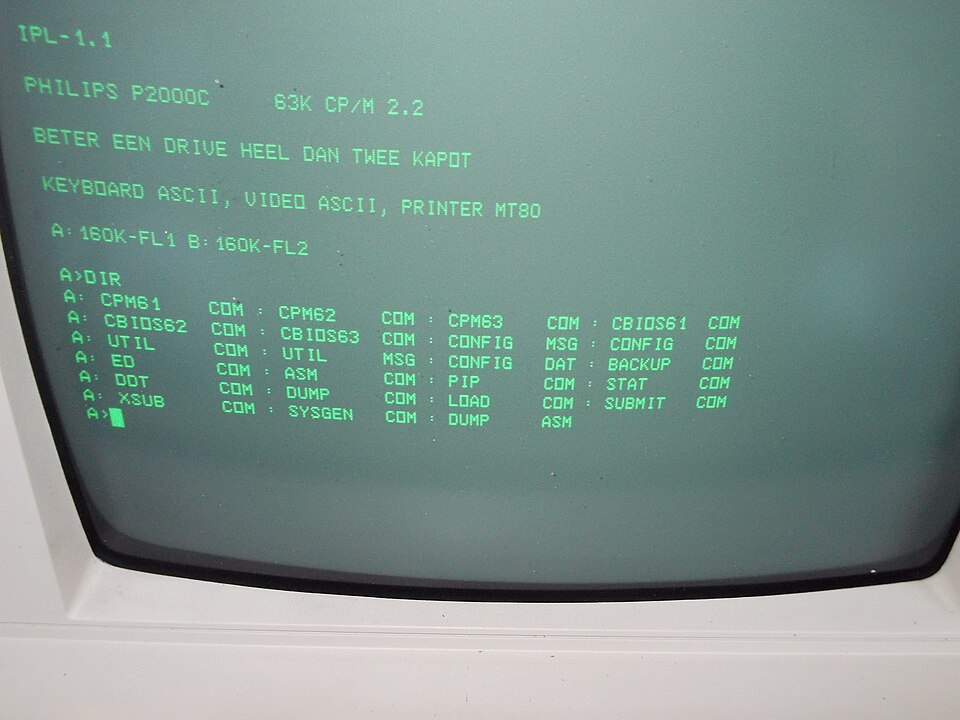 Het opstartscherm van een P2000C in groene letters, met een CP/M-directory