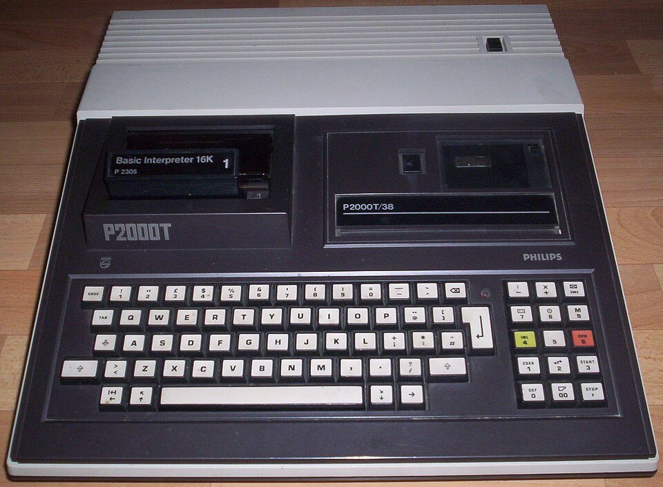 Een Philips P2000T met een BASIC-cartridge in de linkersleuf